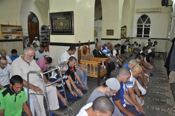 بالفيديو والصور: شعائر صلاتي العشاء والتراويح من مسجد الجبلية في يافا
